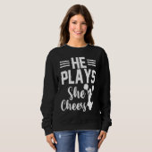 He Plays She Cheers Football Son Cheerleader Daugh スウェットシャツ (正面フル)