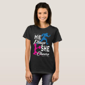He Plays She Cheers Football Son Cheerleader Daugh Tシャツ (正面フル)