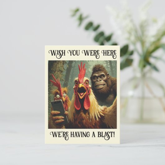 “He’s Right Behind Ya” Cheesy Chicken ポストカード (スタンド正面)