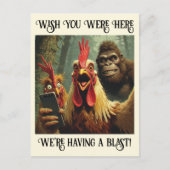 “He’s Right Behind Ya” Cheesy Chicken ポストカード (正面)