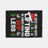 He Sees You Lifting Skip Legs Gym Enthusiasts Funn フリースブランケット (正面(横))