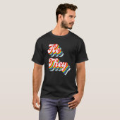 He They Pronouns LGBTQ Pride Rainbow Tシャツ (正面フル)