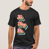 He They She Pronouns LGBTQ Pride Rainbow Tシャツ (正面)