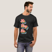 He They She Pronouns LGBTQ Pride Rainbow Tシャツ (正面フル)