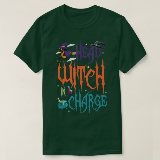 Head Witch in Charge Hat Brew Broom Happy Hallowee Tシャツ (デザイン正面)