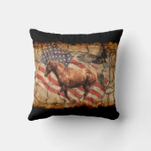 "Heading West"馬、ワシ、および米国国旗 クッション (裏面)