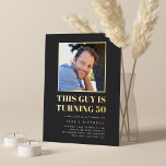 Headline 50th Birthday Partyの写真 箔招待状<br><div class="desc">彼祝の人生の節目の誕生日は、金ゴールドフォイルレタリングで「この男は50回っている」と金ゴールドで描かれた写真をフィーチャーしたフェスティバルのパーティの招待状でお気に入りのす。下のパーティー詳細でパーソナライズ</div>