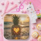 Heart Carved In a Pineapple On a Beach ペーパープレート (パーティー)