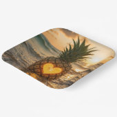 Heart Carved In a Pineapple On a Beach ペーパープレート (傾斜あり)