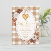 Heart Little Cutie Pie Brown Gingham Baby Shower 招待状 (スタンド正面)