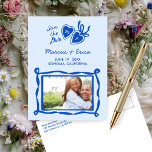 Heart Locket Custom Photo Initials Save the Date ポストカード<br><div class="desc">このカスタマイズ甘い結婚式は、あなたの詳細と日付はがきを保存する。自分のクリック文字を追加し、イニシャルをロッケットに追加し、4x6の写真を追加するには、「パーソナライズ」する。必ず差出人住所を後ろに追加するか、好きな削除をもし行う。フォント、背景色、すべての詳細から変更できる。封筒、招待状、サンキューカード、テーブル番号カード、看板などのアイテムに一致するショップを確認。お客様に合わせてカスタマイズを行って嬉しい場合は、下のメッセージボタンをクリックしてお問い合わせください。</div>
