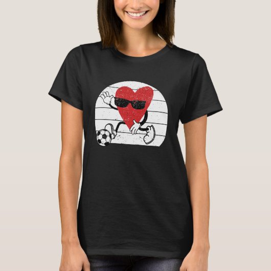 Heart Playing Soccer Valentine's Day Football Play Tシャツ (正面)