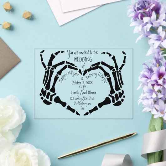 Heart Shaped Skeleton Hands Creepy Goth Wedding アクリル招待状 (インサイチュ (ウェディング))