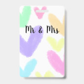 Heart simple minimal text style wedding Mr & mrs c バッジ (裏面)