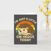 Hedgehog Funny Animal Pun I’m Just A Little On Hed カード (黄色い花)