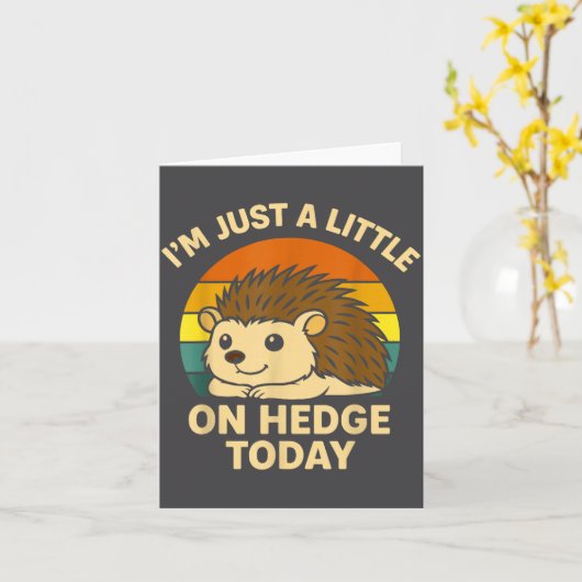 Hedgehog Funny Animal Pun I’m Just A Little On Hed カード (黄色い花)