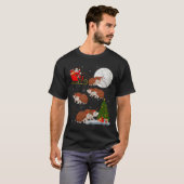 Hedgehog Santa Sleigh Flying Funny Magical Christm Tシャツ (正面フル)
