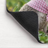 Hedgehog Smelling a Yellow Daffodil マウスパッド (コーナー)