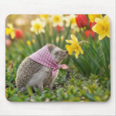 Hedgehog Smelling a Yellow Daffodil マウスパッド (正面)