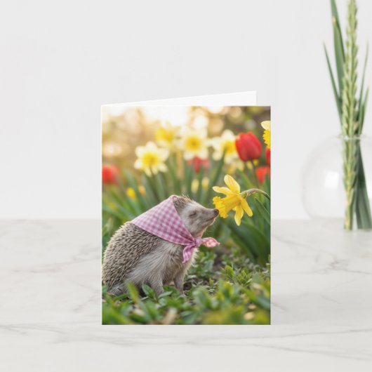 Hedgehog Sniffing a Yellow Daffodil カード (正面)