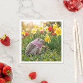 Hedgehog Sniffing a Yellow Daffodil スタンダードカクテルナプキン (インサイチュ)