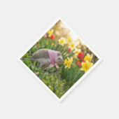 Hedgehog Sniffing a Yellow Daffodil スタンダードカクテルナプキン (角)