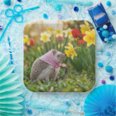 Hedgehog Sniffing a Yellow Daffodil ペーパープレート (パーティー)