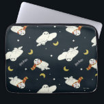 Hedwig Nighttime Moonlight Pattern ラップトップスリーブ<br><div class="desc">Add a touch of whimsical wizarding charm with this adorable Hedwig the snowy owl pattern design. Featuring repeating illustrations of Hedwig soaring beneath crescent moons and twinkling stars, this playful all-over print captures the magic of nighttime deliveries from the Owl Post. Some Hedwigs are bundled up in cozy Gryffindor house-colored...</div>