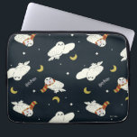 Hedwig Nighttime Moonlight Pattern ラップトップスリーブ<br><div class="desc">Add a touch of whimsical wizarding charm with this adorable Hedwig the snowy owl pattern design. Featuring repeating illustrations of Hedwig soaring beneath crescent moons and twinkling stars, this playful all-over print captures the magic of nighttime deliveries from the Owl Post. Some Hedwigs are bundled up in cozy Gryffindor house-colored...</div>