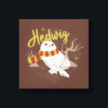 Hedwig Whimsical Forest Drawing キャンバスプリント<br><div class="desc">Show your house spirit in the coziest way with this charming Hedwig™ design. Featuring the beloved snowy owl bundled up in a warm Gryffindor house-colored scarf, this playful illustration captures the magic and loyalty of Harry Potter’s trusted companion. Set against a whimsical woodland backdrop with subtle sparkling accents, the hand-drawn...</div>