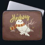 Hedwig Whimsical Forest Drawing ラップトップスリーブ<br><div class="desc">Show your house spirit in the coziest way with this charming Hedwig™ design. Featuring the beloved snowy owl bundled up in a warm Gryffindor house-colored scarf, this playful illustration captures the magic and loyalty of Harry Potter’s trusted companion. Set against a whimsical woodland backdrop with subtle sparkling accents, the hand-drawn...</div>