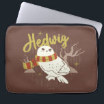 Hedwig Whimsical Forest Drawing ラップトップスリーブ<br><div class="desc">Show your house spirit in the coziest way with this charming Hedwig™ design. Featuring the beloved snowy owl bundled up in a warm Gryffindor house-colored scarf, this playful illustration captures the magic and loyalty of Harry Potter’s trusted companion. Set against a whimsical woodland backdrop with subtle sparkling accents, the hand-drawn...</div>