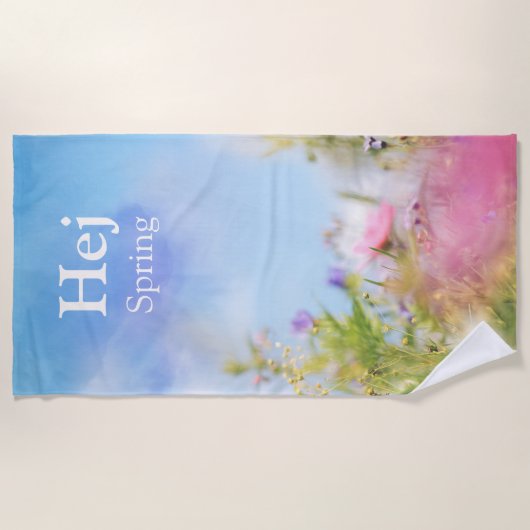 Hej Spring, natural wildflowers under a blue sky ビーチタオル (正面)