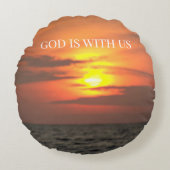 “Held in His Light – Sunset Comfort” ラウンドクッション (正面)