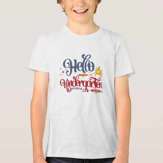 Hello幼稚園のパーソナライズタイポグラフィ トライブレンドTシャツ (正面)