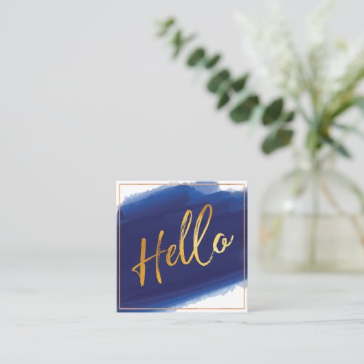 Hello金ゴールドスクリプト | ネイビー水彩ブラシストローク スクエア名刺 (スタンド正面)