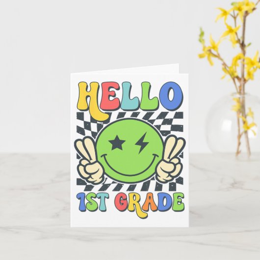 Hello 1st Grade Vibes Groovy Smile Face Back To Sc カード (黄色い花)