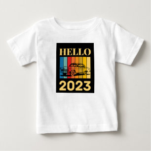 HELLO 2023 - カラフル VINTAGE CAR - NEW YEAR 2023 ベビーTシャツ