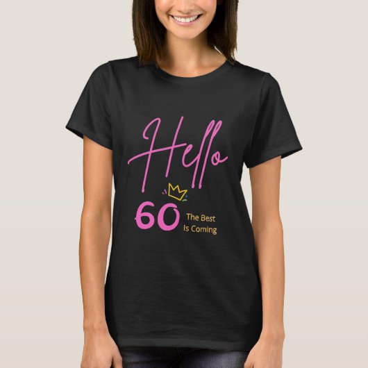 Hello 60 The Best Is Coming – おしゃれな60歳の誕生日 Tシャツ (正面)
