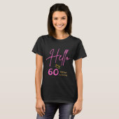 Hello 60 The Best Is Coming – おしゃれな60歳の誕生日 Tシャツ (正面フル)
