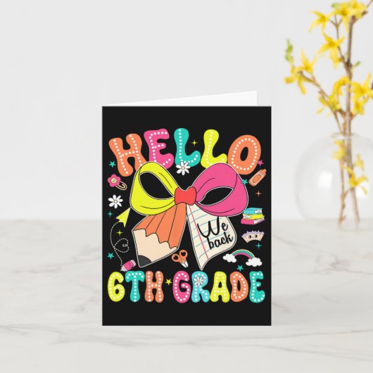 Hello 6th Grade We Back To School Teacher Girl Coq カード (黄色い花)