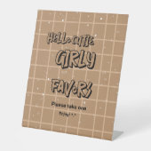 Hello Cutie Girly Brown Gingham Baby Shower Favors 台座サイン (正面)