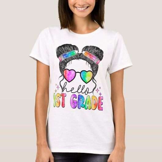 Hello First Grade Teacher Coquette Pencil Bow Tシャツ (正面)