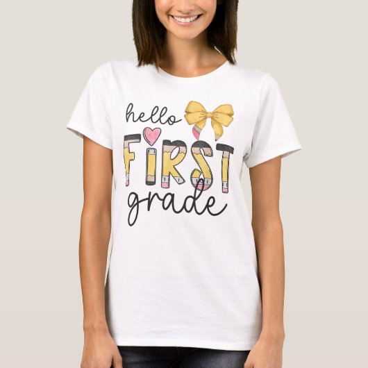 Hello First Grade Teacher Coquette Pencil Bow Tシャツ (正面)