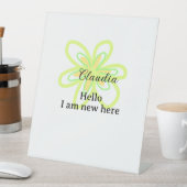 Hello I am new here name yellow green flower kids 台座サイン (インサイチュ)