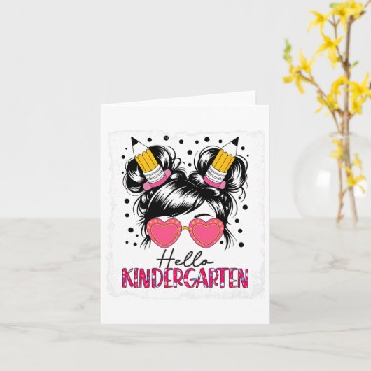 Hello Kindergarten Messy Bun Girls Back To School  カード (黄色い花)
