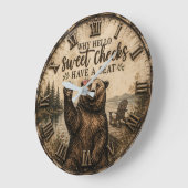 Hello Sweet Cheeks Rustic Bear Funny Lake Cabin ラージ壁時計 (傾斜)