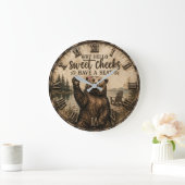 Hello Sweet Cheeks Rustic Bear Funny Lake Cabin ラージ壁時計 (ホーム)
