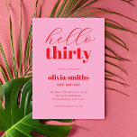 Hello Thirty モダン Pink Red 30th Birthday 招待状<br><div class="desc">ピンクと赤の色ののモダンタイポグラフィを特集したミニマル30th誕生日の招待状。</div>