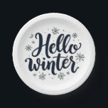 Hello Winter Christmas Snowflake Winter Season ペーパープレート<br><div class="desc">Hello winter，冬のタイポグラフィ，雪片デザイン，冬の恋人，冬の季節，冬の挨拶，居心地の良い冬，フェスティバルの雪片，クリスマスのデザイン，冬の精神</div>